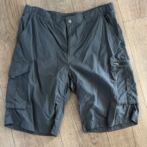 Columbia Men's Dark Gray Cargo Shorts 34/12